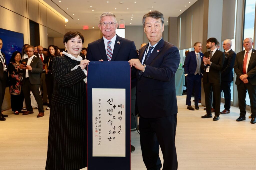 Chairman Woo Hyun-ui, Gen. Michael Flynn and Chairman Im Ho-young at the Korean naming ceremony in Washington