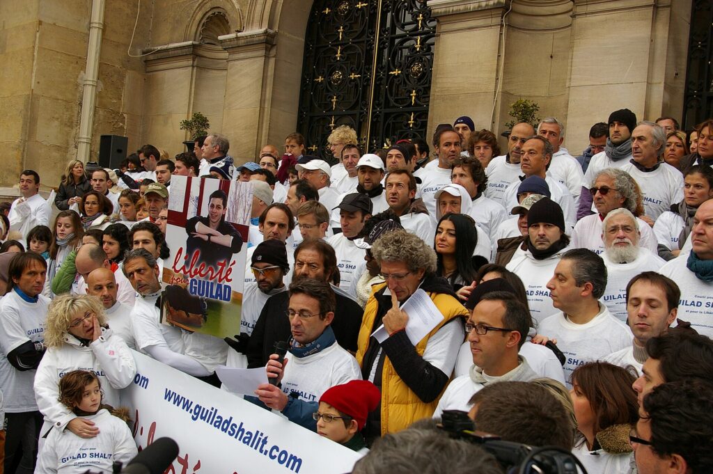 Marek Halter at a Paris rally in support of Gilad Shalit, November 2008